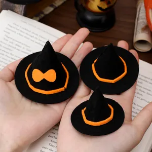 Mini vilten heksenhoeden met oranje accenten voor Halloween DIY-decoratieprojecten.