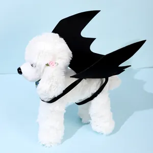 Kreatives Fledermausflügel-Kostüm aus schwarzem Filz für Katzen und kleine Hunde zu Halloween