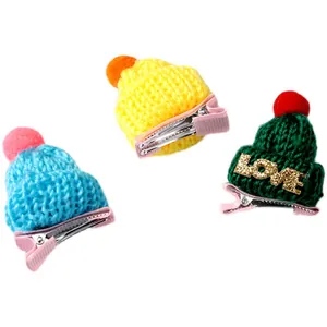 Set mit farbenfrohen Mini-Strickmützen-Haarspangen mit Bommeln und LOVE-Glitzerdetail