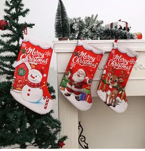 Set aus drei festlichen digitalen Weihnachtsstrümpfen an einem weißen Kaminsims hängend.