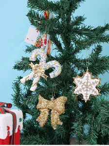 Gedetailleerd overzicht van glinsterende kerstversieringen aan een groene boom
