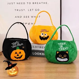 Set aus drei bunten Halloween-Plüschtaschen für Süßigkeiten mit festlicher Stickerei für Kinder.