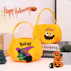 Leuchtend orangefarbene Plüsch-Halloween-Süßigkeitentaschen mit Hexen-Motiv.