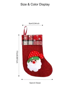 Detailansicht eines roten Weihnachtsstrumpfs aus Sackleinen mit Nikolaus und Maßen