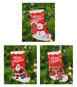 Detailansicht von drei bedruckten Weihnachtssocken mit Weihnachtsmann, Schneemann und Rentier.