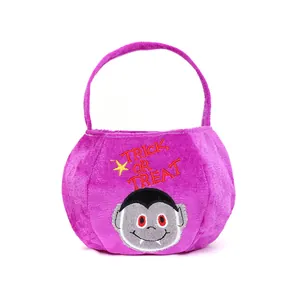 Halloween-Süßigkeitenbeutel aus lila Samt mit Vampir-Stickerei und Trick or Treat-Schriftzug