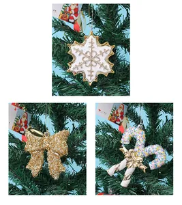 Detailweergave van glitter kerstornamenten in de vorm van een sneeuwvlok, strik en zuurstok