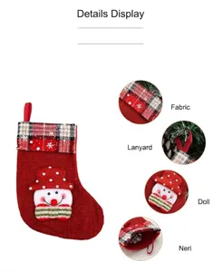Detailansicht eines roten Weihnachtsstrumpfs aus Sackleinen mit kleiner Schneemannpuppe.