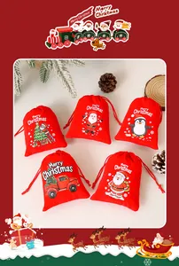 Set aus roten Weihnachtssäckchen aus Samt mit festlichen Zeichentrickfiguren