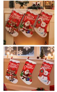 Set mit drei bedruckten Weihnachtsstrümpfen mit Rentier, Weihnachtsman und Schneemann Motiven