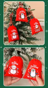 Detailansicht der roten Weihnachts-Geschenkbeutel aus Samt mit süßen Comic-Motiven