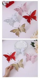Mehrfarbiger Schmetterling-Weihnachtsbaumschmuck aus Netzgewebe mit Glitzer und Perlen.