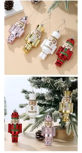 Détail de quatre ornements métalliques de soldat casse-noisette pour sapin de Noël
