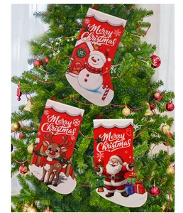 Detailansicht von drei festlichen Weihnachtssocken mit Schneemann-, Rentier- und Weihnachtsmann-Motiven.