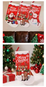 Nahaufnahme eines weihnachtlichen Nikolausstiefels mit Rentier-Motiv und Deko