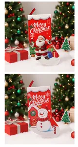 Detailansicht zweier Weihnachtssocken mit digitalem Weihnachtsmann- und Schneemann-Druck