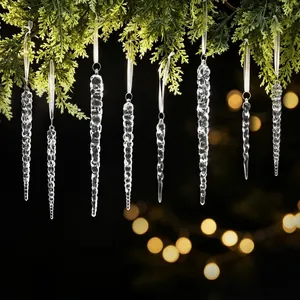 Set de adornos de Navidad de carámbanos transparentes en árbol con luces festivas.