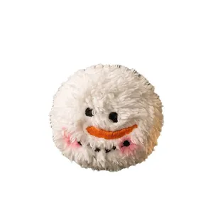 Boule de neige en peluche blanche avec visage de bonhomme de neige brodé pour sapin.