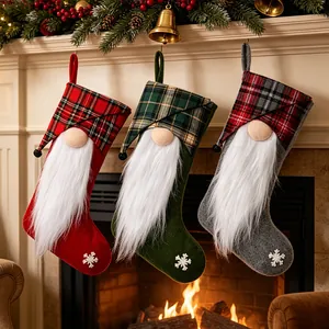 Set di tre calze di Natale gnomo con motivi scozzesi e barbe bianche per decorazioni festive