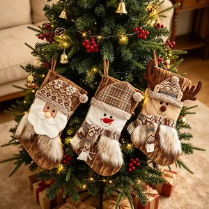 Lot de 3 chaussettes de Noël marron rustiques avec Père Noël, bonhomme de neige et renne.