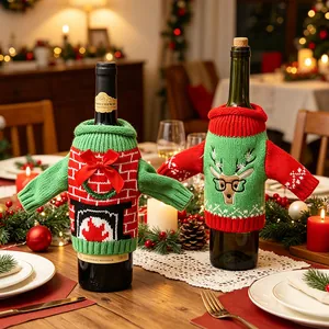 Festliche Weinflaschenhüllen im Weihnachtsstrickdesign mit Rentier und Kamin Motiv