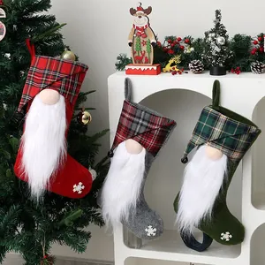 Set di calze natalizie con gnomi e motivi scozzesi per sacchetti regalo di festa