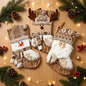 Lot de 3 chaussettes de Noël rustiques marron avec motifs bonhomme de neige, renne et Père Noël