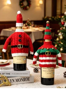 Deux housses de bouteille de Noël tricotées avec des motifs de Père Noël et de lutin.