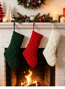 Vue détaillée de trois chaussettes de Noël en tricot suspendues sur une cheminée