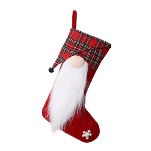Calza di Natale festiva con design a gnomo, risvolto a quadri e barba bianca decoro
