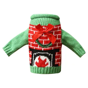 Weihnachtliche Strick-Weinflaschenhülle Pullover mit Kamin-Design und roter Schleife