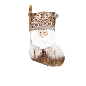 Chaussette de Noël marron rustique avec visage du Père Noël 3D et bordure en fourrure.
