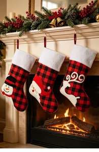 Calcetines de Navidad a cuadros rojos y negros colgados en una cálida chimenea