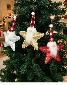 Detailansicht funkelnder Paillettenstern-Gnom-Ornamente an einem Weihnachtsbaum