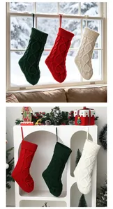 Lot de trois grandes chaussettes de Noël en tricot rouge, vert et blanc pour la décoration.