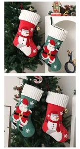 Dettaglio di calze di Natale ricamate a mano con Babbo Natale e un pupazzo di neve
