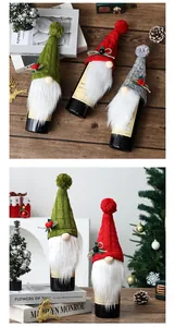 Couvre-bouteilles de vin de Noël tricotés avec gnomes festifs en rouge et vert.