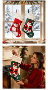 Calze natalizie festive con ricamo dettagliato di Babbo Natale appese vicino a un camino.