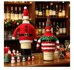 Détail de pulls de Noël tricotés pour bouteilles de vin dans un cadre chaleureux