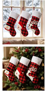 Calcetines de Navidad a cuadros rojos y negros con bordado de toalla de Santa y reno