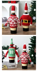 Variété de mini-pulls de Noël tricotés pour la décoration de bouteilles de vin.