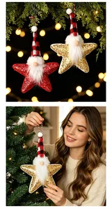 Detailansicht eines glitzernden Weihnachtsstern-Gnom-Anhängers an einem Weihnachtsbaum.