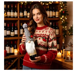 Housse de bouteille de vin gnome de Noël tricotée dans un décor de restaurant