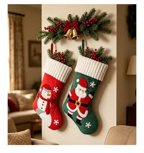 Dettaglio calze di Natale festive con ricamo a spugna di Babbo Natale e pupazzo di neve.