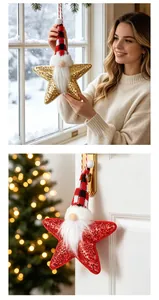 Zwei glitzernde Weihnachtsstern-Zwergenanhänger in einer festlichen, gemütlichen Umgebung