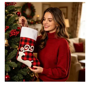 Calcetín de Navidad a cuadros rojos y negros con bordado de reno de toalla suave