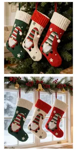 Vista detallada de calcetines de Navidad de felpa con motivos de gnomos sin rostro