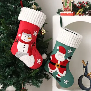 Set di calze natalizie classiche rosse e verdi con motivi festivi ricamati in spugna