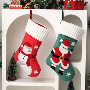 Set di due calze natalizie festive con ricami di Babbo Natale e pupazzo di neve.