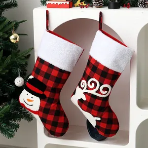 Calcetines navideños de cuadros rojos y negros con bordado de muñeco de nieve y reno